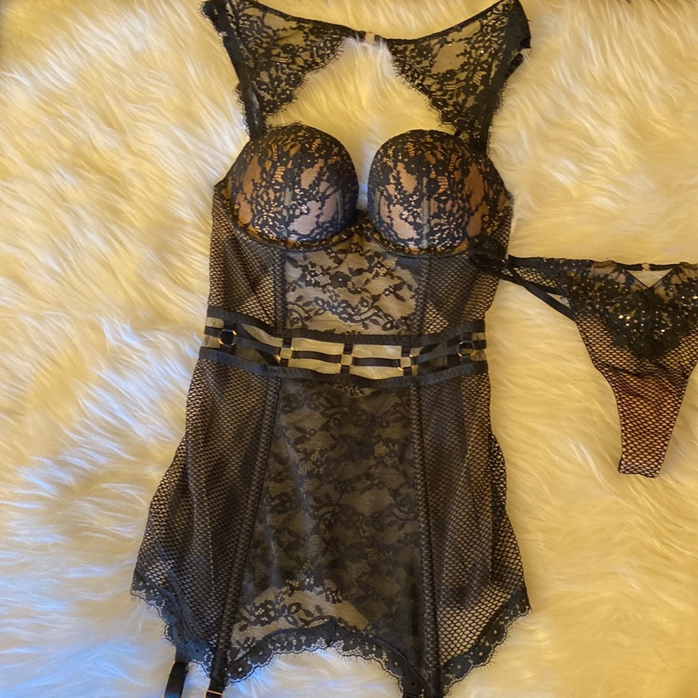 VS Garter and Panty Set 34C, Medium